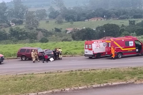 Acidente trágico na BR 365 deixa uma pessoa morta e outras duas gravemente feridas