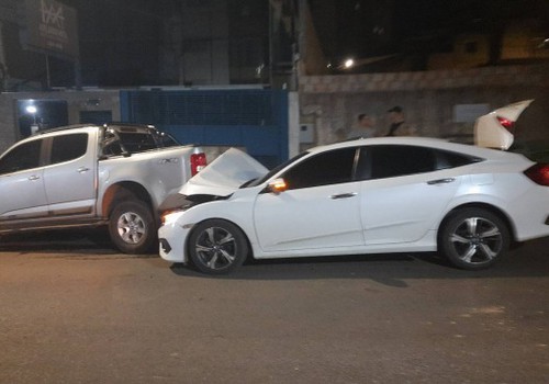 Motorista bate violentamente em caminhonete estacionada quando falava com a namorada pelo celular