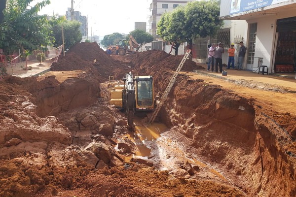 Obra da Copasa abre cratera, deixa máquina debaixo d'água e comerciantes cobram agilidade