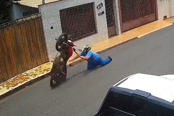 Motociclista empina moto perto de crianças e acaba caindo em Lagoa Formosa; veja vídeo