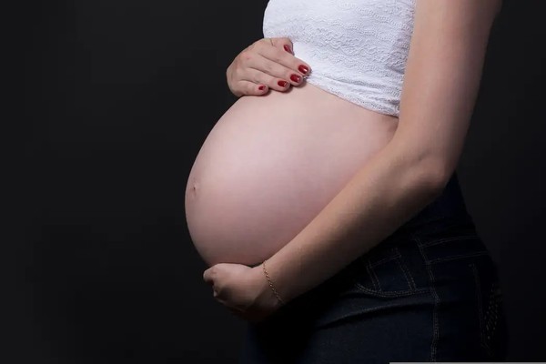 Brasileiras estão tendo menos filhos e adiam maternidade, diz Censo