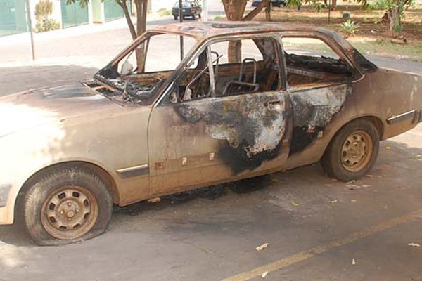 Adolescentes saem para comer sanduíche, compram gasolina em posto e incendeiam veículo
