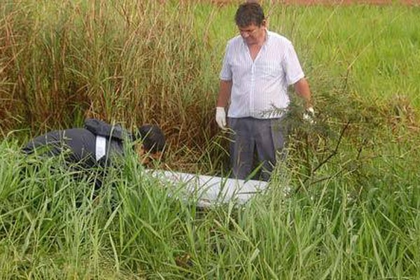 Motociclista ainda com o capacete é encontrado morto às margens da BR 365