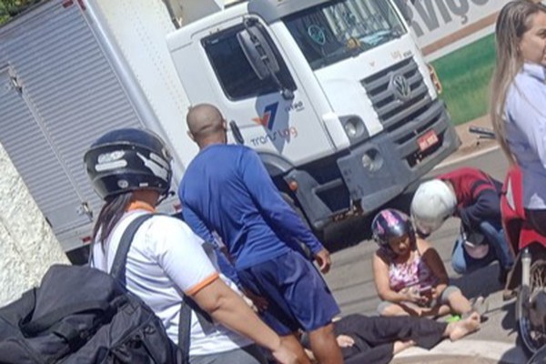 Motociclista fica ferida em acidente com duas motos na Rua São Geraldo