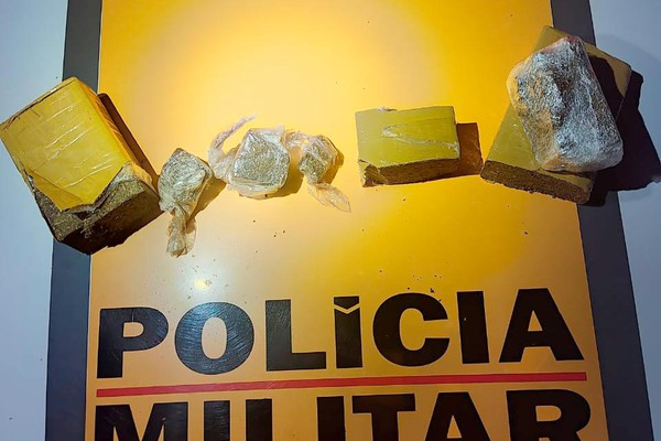 Passageiro de ônibus é preso transportando barras e tabletes de maconha, na BR-352