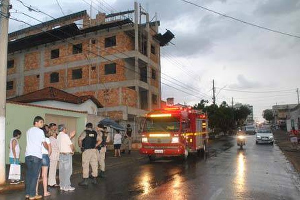 Andaime de prédio no centro desaba sobre casa e leva pânico a moradores