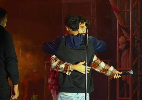Fã invade palco e é abraçado por Gustavo Mioto que brinca: “Luva de pedreiro”; veja ao vivo