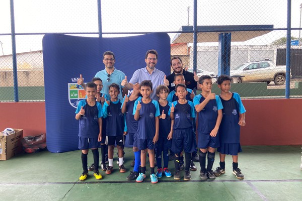 Prefeitura entrega obra de cobertura da quadra poliesportiva na Praça Vila São José Operário