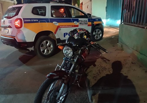 Jovem em moto barulhenta empina a roda e acaba ferido após bater em viatura
