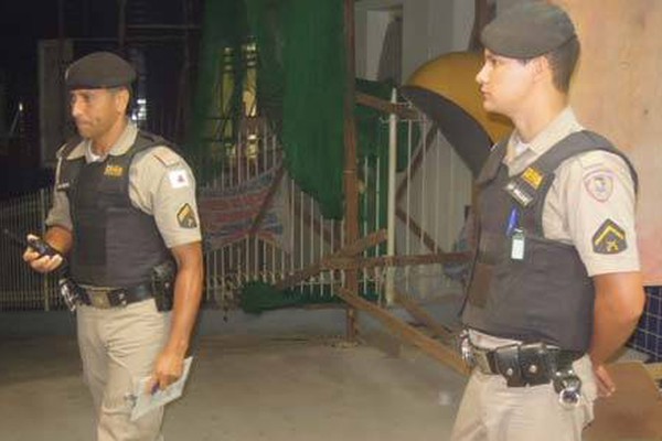 Jovem sai de casa para comprar cigarro e é baleado no rosto no Sebastião Amorim