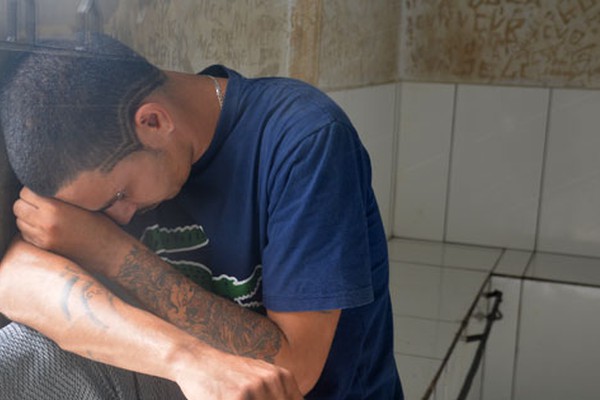 Jovem com várias passagens policiais é preso novamente por tráfico de drogas em Patos de Minas