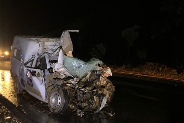 Três pessoas morrem em trágico acidente com ambulância da Prefeitura de Unaí e caminhão na BR 251