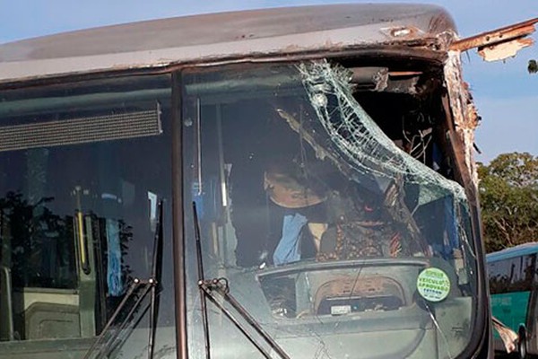 Ônibus da Expresso Planalto se envolve em acidente entre Lagamar e Presidente Olegário 