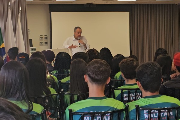 Estudantes do Proerd recebem aulas de educação financeira e certificados do Credicopa
