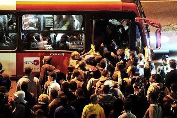 Parecer da 6x1 é adiado em meio à pressão para transição de 10 anos