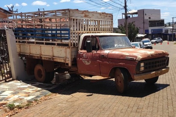 Caminhão perde força em aclive, desce de ré e atinge carro e muro no bairro Lagoinha