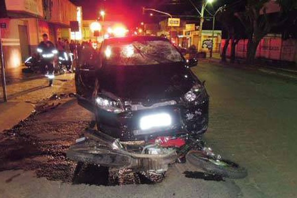 Mulher morre e filho fica gravemente ferido em acidente no centro da cidade