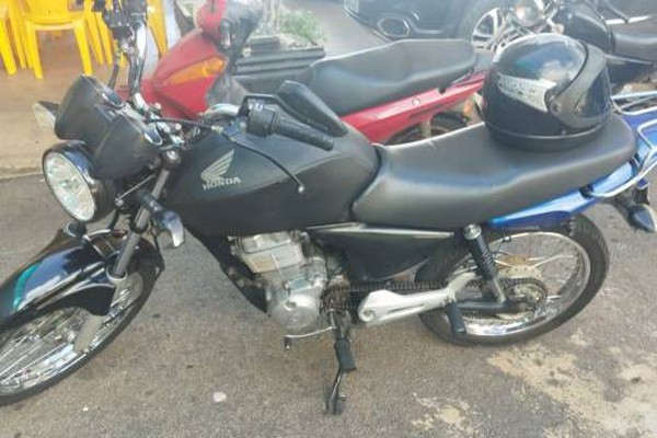 PM localiza moto furtada em posto, monta operação e prende dupla em Patos de Minas