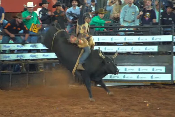 Começa Grande Final do Rodeio em Touros e 1ª montaria faz grande público vibrar; veja ao vivo