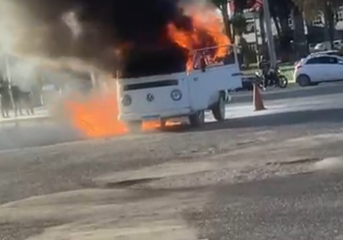 Kombi pega fogo logo após abastecer em posto de combustíveis na avenida JK