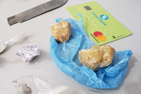 Casal penhora celular de usuária e acaba preso ao ser flagrado pela PM fracionando drogas