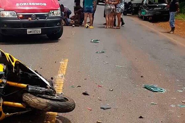 Motocicleta de grande porte bate na traseira de veículo e deixa condutor gravemente ferido