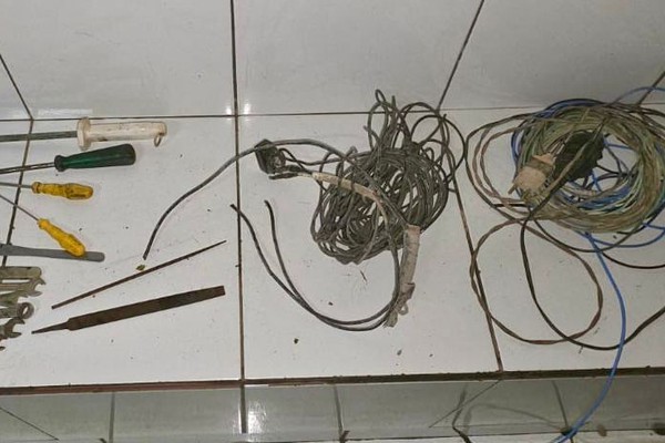 Homem é preso dentro de obra após já ter separado diversos materiais para furtar