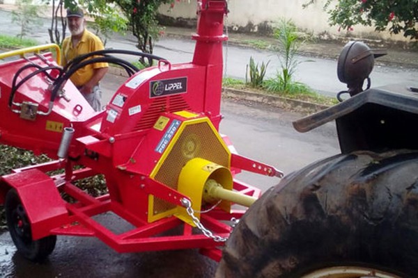 Prefeitura compra máquina de triturar galhos para ajudar na limpeza de Patos de Minas 