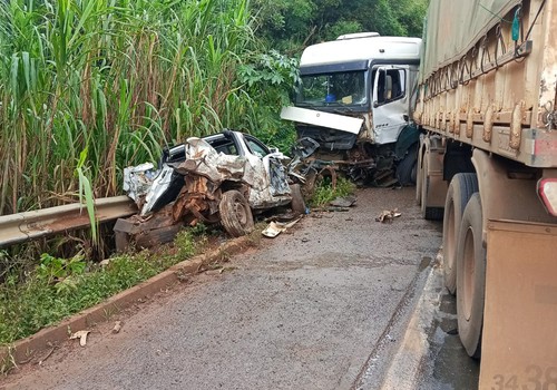 Acidente com bitrem e 4 carros entre Patos e Lagoa interdita BR 352 por mais de 5 horas