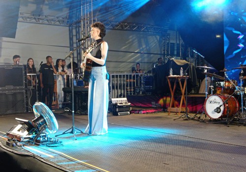 Lizandra apresenta música autoral Meu bem, Meu Bem e elogia plateia; veja ao vivo