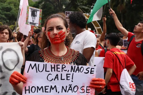 Brasil atinge recorde de feminicídios em 2025: quatro mortes por dia