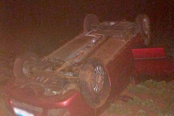 Motorista perde o controle após ser ofuscado por farol e capota na MG410, em Presidente Olegário
