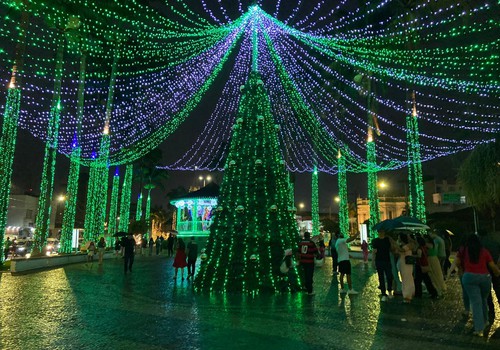 Debaixo de chuva, moradores acompanham abertura do Renascer Natalino 2025; veja como foi