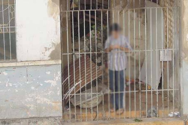 Garoto continua vivendo em situação de abandono no meio do lixo em Patos de Minas