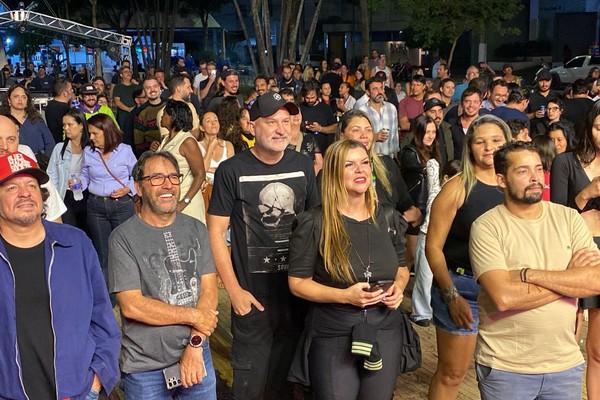 O Gabba canta para uma plateia especial, repleta de amigos e fãs na Fenapraça 2026; veja ao vivo