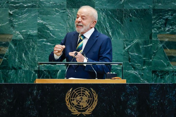 Lula critica sanções e diz que Brasil resiste na defesa da democracia