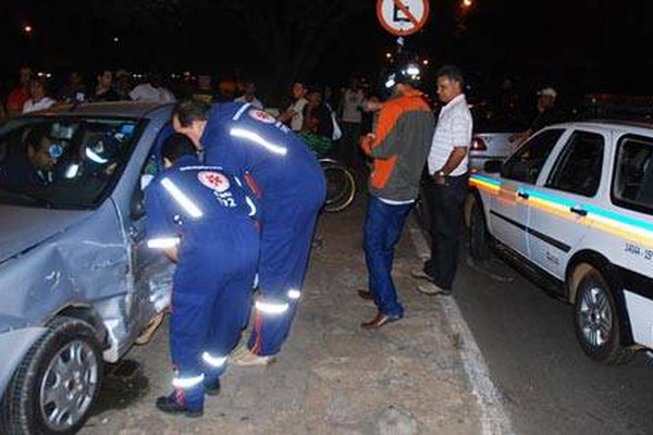3 pessoas ficam feridas em acidente envolvendo 3 veículos no centro de Patos