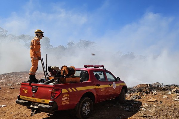 Incêndio no Aterro Sanitário de Presidente Olegário mobiliza bombeiros e servidores da Prefeitura