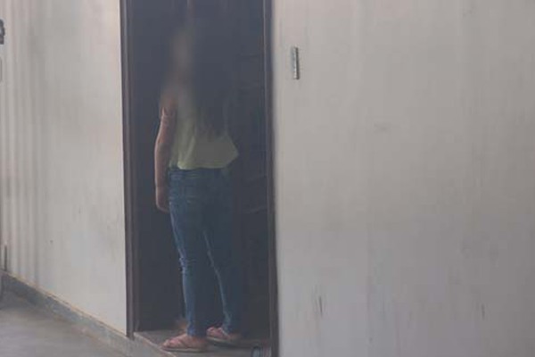Adolescentes tomam chinelo de meninas e as força tirar a roupa em Presidente Olegário