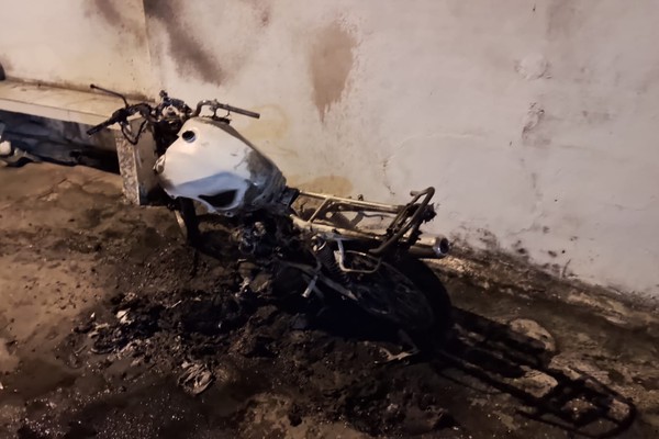 Homem é encaminhado ao Caps após surtar e colocar fogo em moto em Patos de Minas