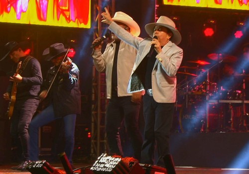 Solimões rouba a cena no sucesso "Alô galera de cowboy"; veja ao vivo