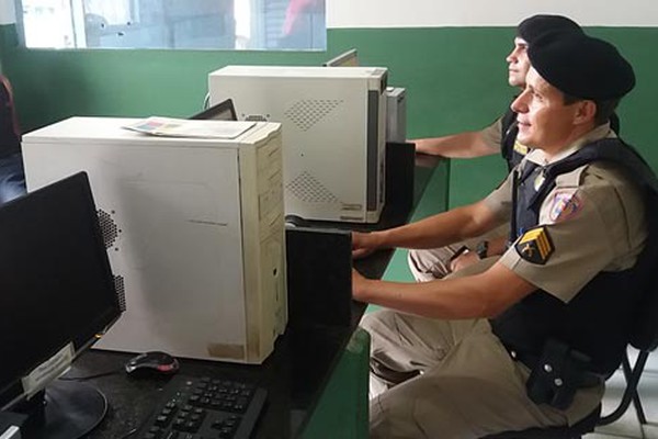 Polícia apreende pés de maconha, tabletes da droga e apreende adolescente de 17 anos