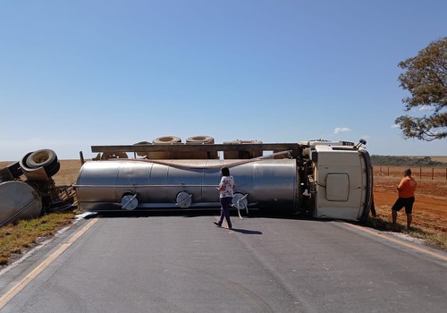 Carreta tanque que transportava leite tomba na MG 410 e interdita rodovia por 4 horas