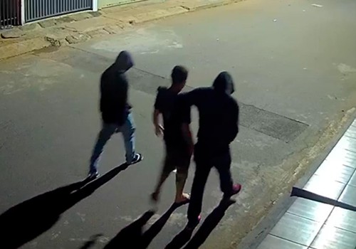 Imagens mostram assassinos levando jovem para a morte; crime foi em Lagoa Formosa
