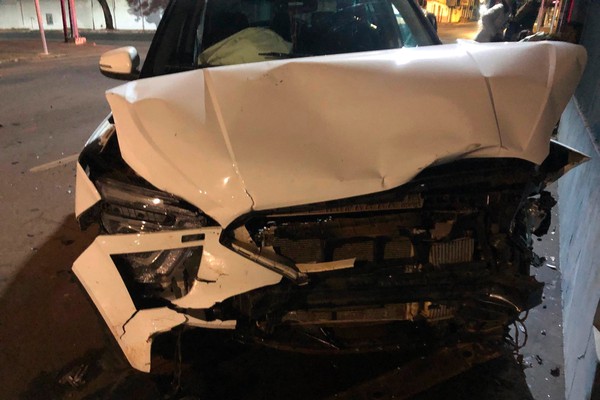 Motoristas acabam na delegacia após batida por avanço de sinal no Centro de Patos de Minas