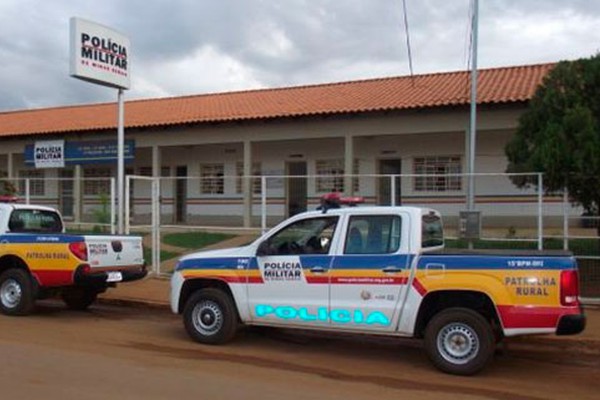 Bandidos amarram vítimas em banheiro, fazem "limpa" em casa e roubam trator na zona rural de Rio Paranaíba