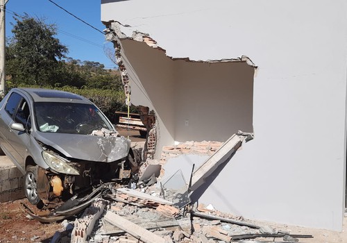 Motorista perde o controle da direção e arranca parte de residência  no bairro Residencial Monjolo