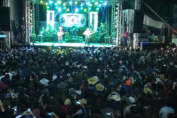 Di Paullo e Paulino cantam "Estrelinha" e a multidão vibra na Fenapraça com a saudosa Marília Mendonça; veja como foi