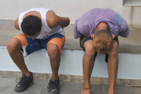 Filho tenta assaltar mãe, jovem a defende com arma em punho e acaba preso pela PM