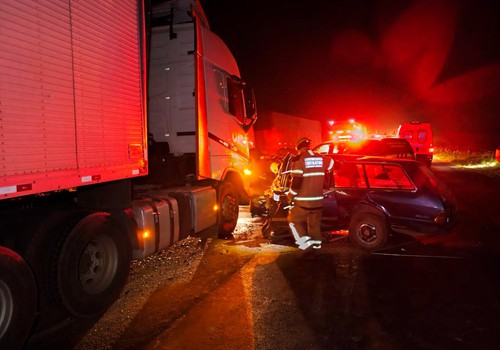 Acidente entre carreta e veículo de passeio tira a vida de duas pessoas na MG 187, em Ibiá